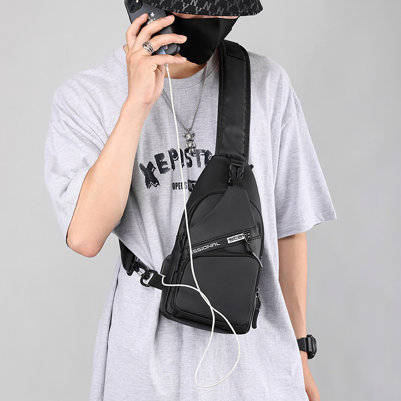 Wholesale new multi-pocket USB men's chest bag, fashionable, portable, casual, outdoor sports single-shoulder crossbody bag Application Scenario