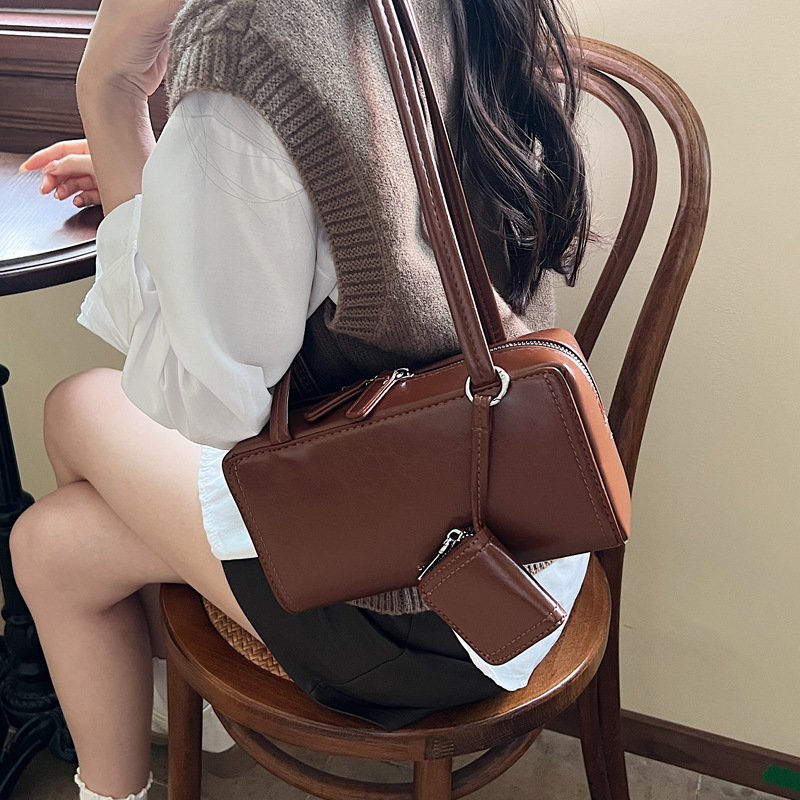 The 2024 new women's single-shoulder underarm bag is a simple and elegant commuting bag with a Korean-style niche design sense. It's a small square bag Application Scenario