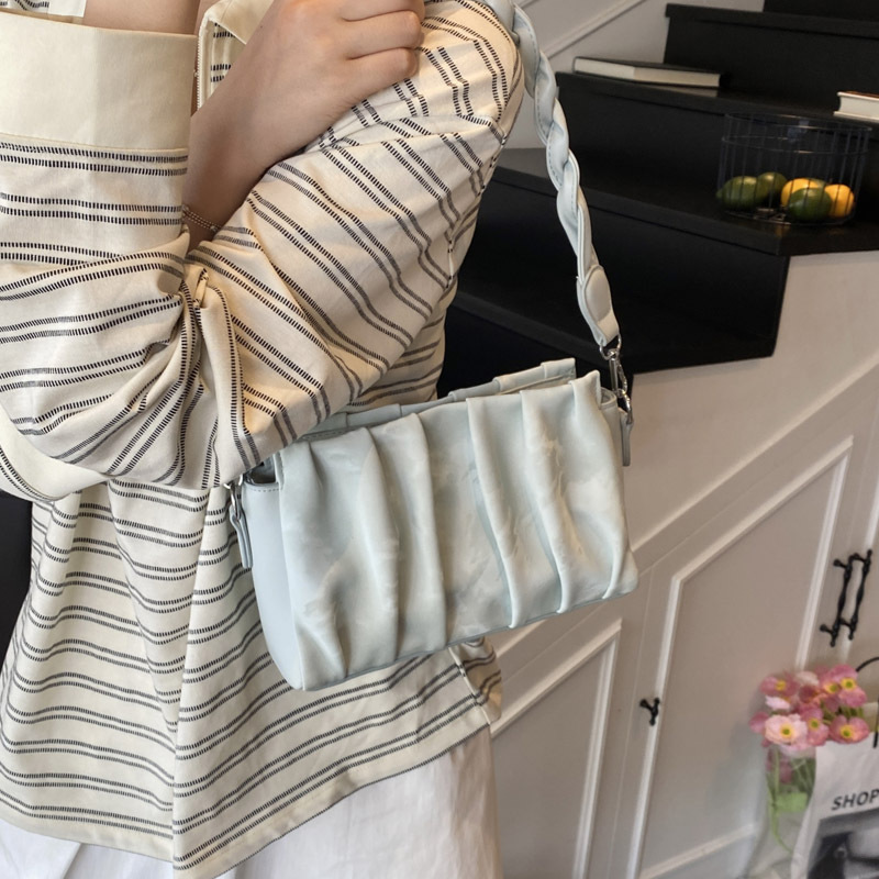 The 2025 summer new ins pleated women's bag, a new pleated single-shoulder crossbody fashionable chain small square women's bag details Picture