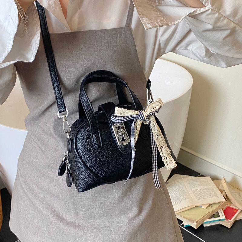 The 2025 new style of bags is a niche, fashionable, casual and simple heart-shaped small square bag. It's a women's hand-held crossbody bag and a trendy women's bag details Picture