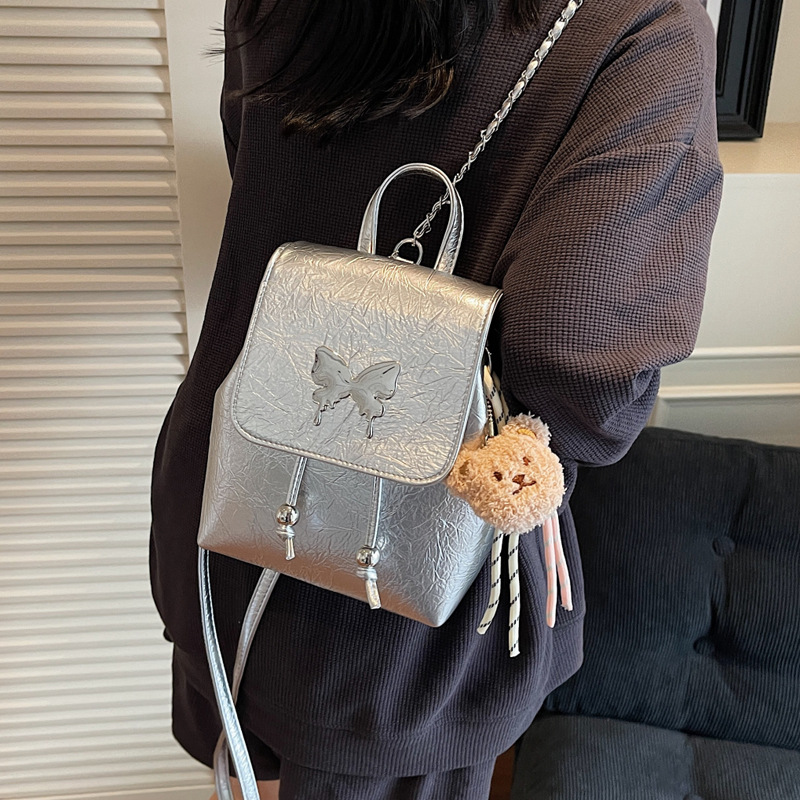 A new summer 2025 casual and simple backpack for women, a large-capacity single-shoulder bag for commuting to work, and a solid color bucket bag Application Scenario