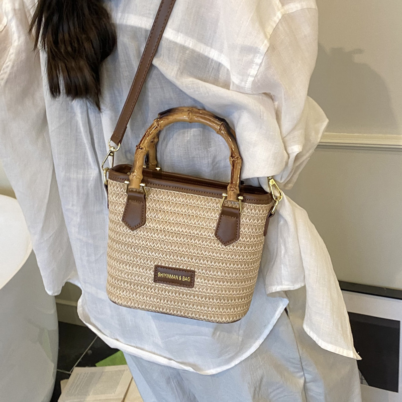 A trendy and cute seaside vacation straw-woven bag for women in 2025, a new style of fashionable and casual beach bag, a simple single-shoulder bag Application Scenario