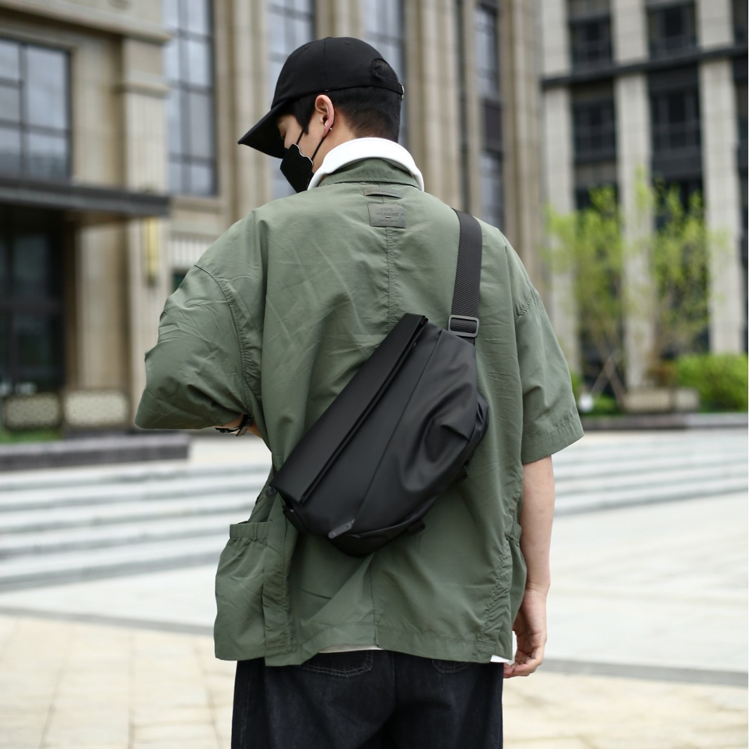 Wholesale 2024 new trendy men's crossbody bag, water-resistant ipad multi-functional chest bag, cool crossbody single-shoulder bag Specification drawing