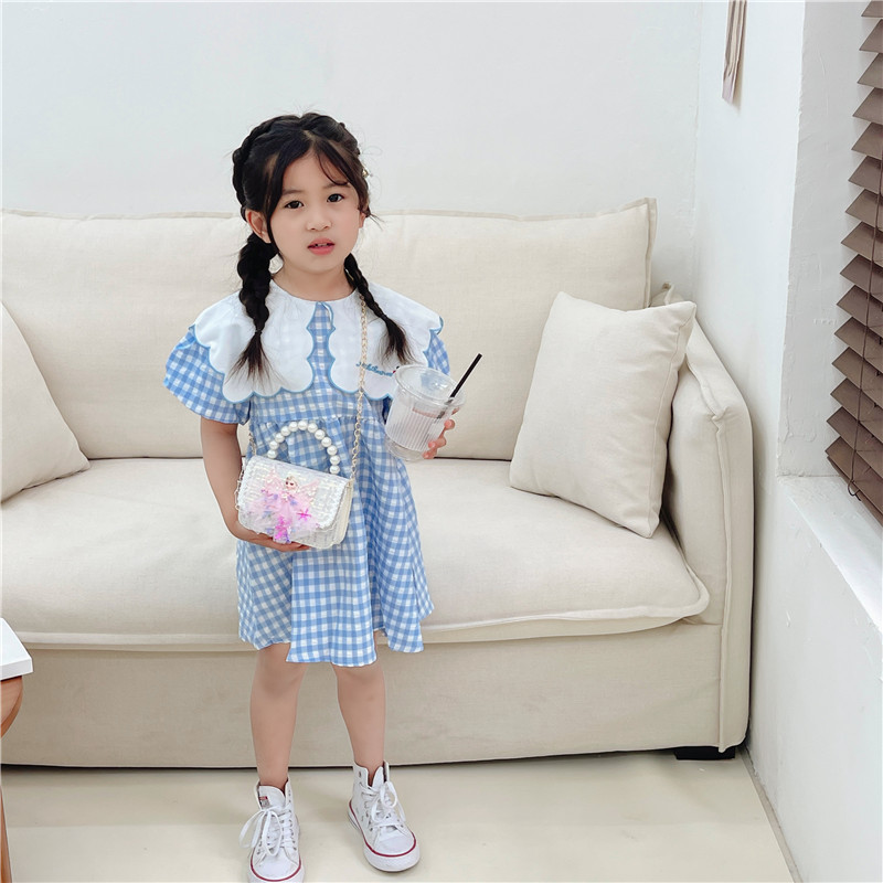 The new Korean-style princess accessory bag for Spring/Summer 2024 is a fashionable and versatile girl crossbody bag and a stylish girl single-shoulder bag details Picture