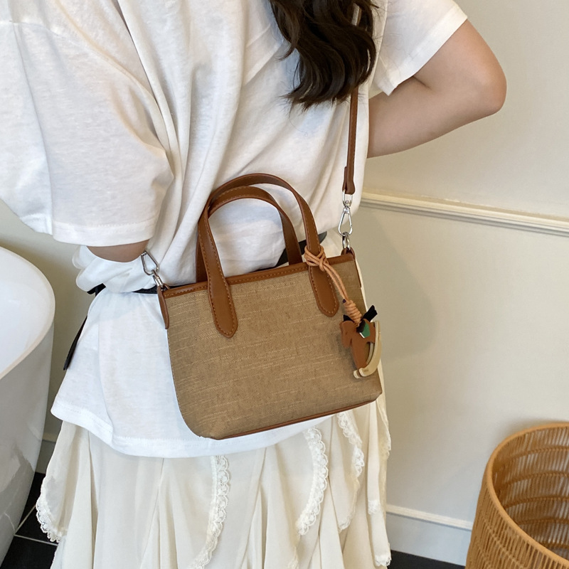 A simple and stylish hand-held bucket bag for women in the summer of 2025 with a Korean color scheme. It is a single-shoulder crossbody bag Specification drawing