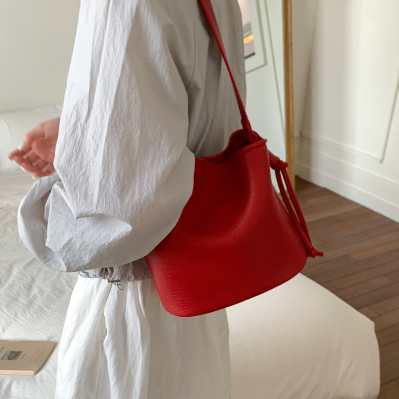 Fashionable and simple commuter small bag for women 2025 new summer versatile single-shoulder underarm bag, popular crossbody bucket bag Specification drawing