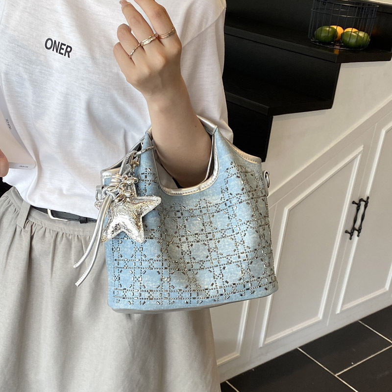 A niche design, fashionable and versatile single-shoulder hand-carry commuter bag for women, a new summer 2025 simple crossbody bucket bag details Picture