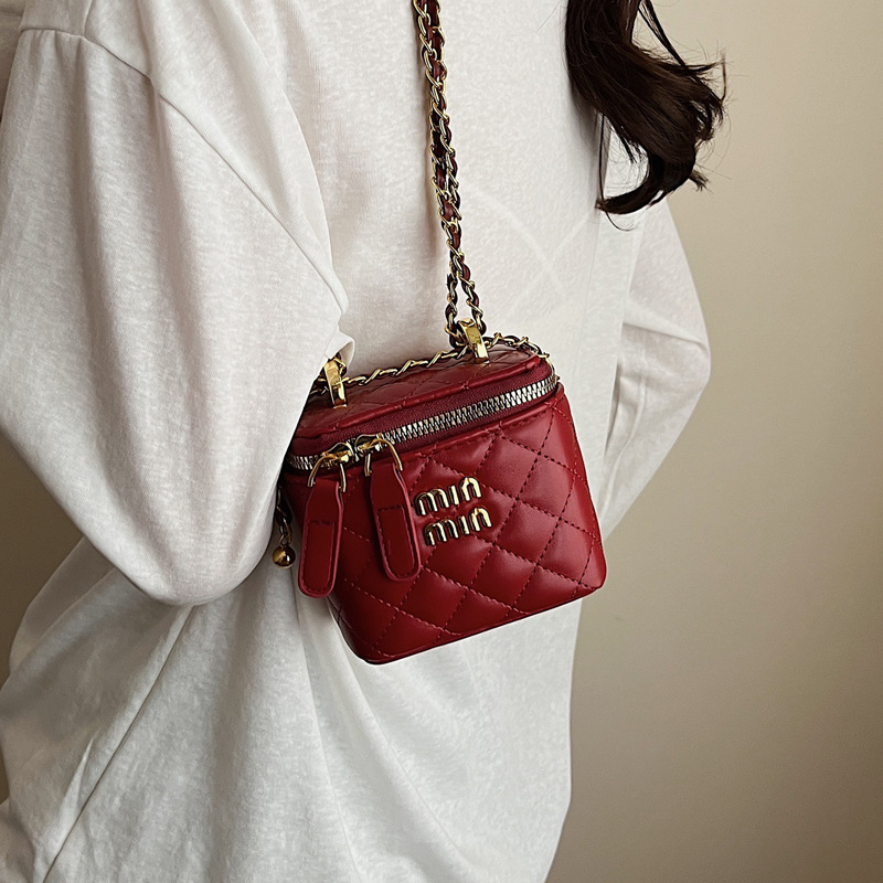 Little Bag Women 2025 Summer New Fashion diamond-shaped chain patent leather crossbody bag, versatile single-shoulder hand-carry bucket bag Application Scenario