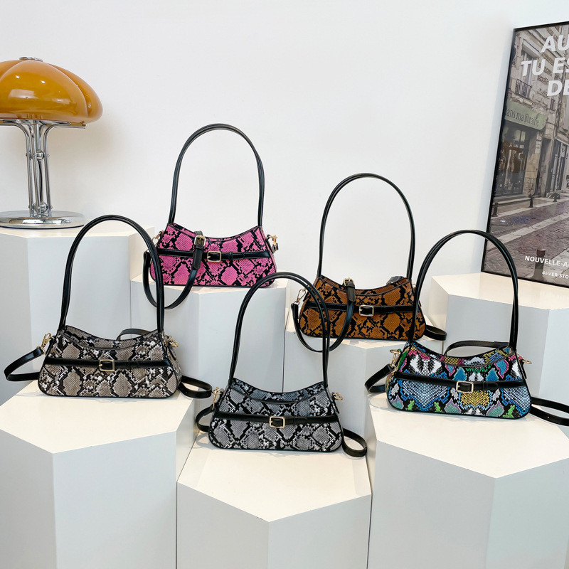 New cross-border personalized design snake skin bag 2025, trendy and fashionable underarm bag, large-capacity colorful single-shoulder bag for women Application Scenario
