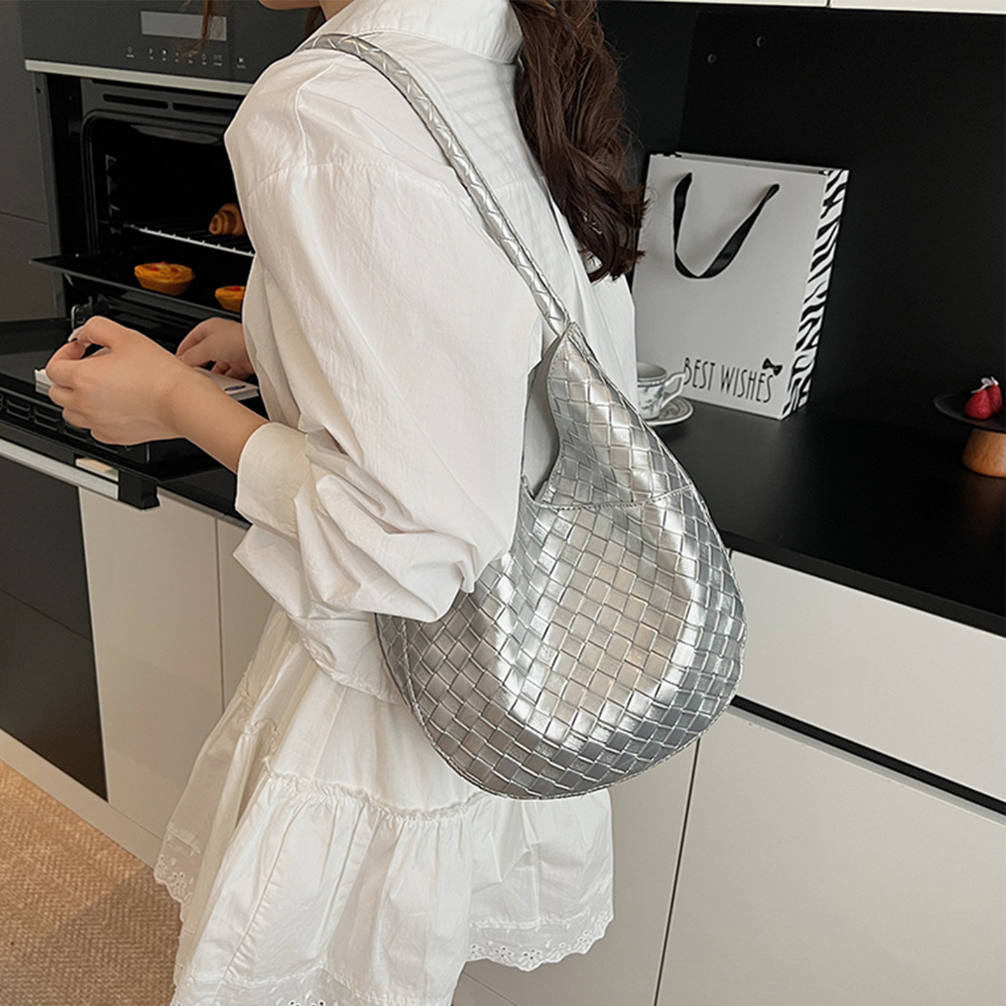 This year's popular bestsellers are women's large-capacity 2025 new summer versatile diamond-shaped single-shoulder bag and bucket bag details Picture