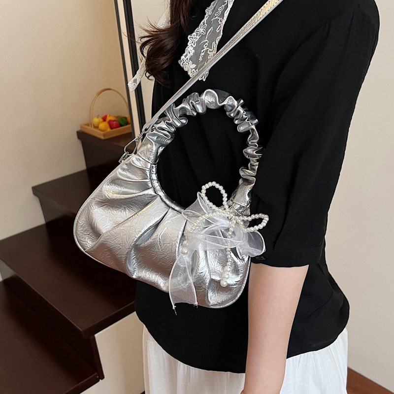 A new summer fashion single-shoulder crossbody bag for women with a niche design in 2025, featuring a casual Korean-style pleated dumpling bag Application Scenario