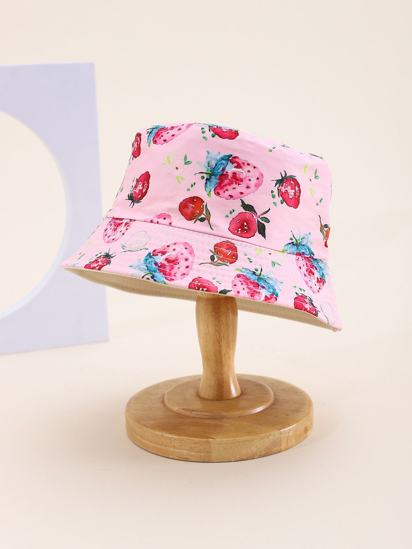This is a popular children's strawberry-printed double-sided fisherman's hat for spring and summer. It's cute, cartoon, classic and versatile. It's a unique children's double-sided fisherman's hat with a pier circumference of 54CM Application Scenario