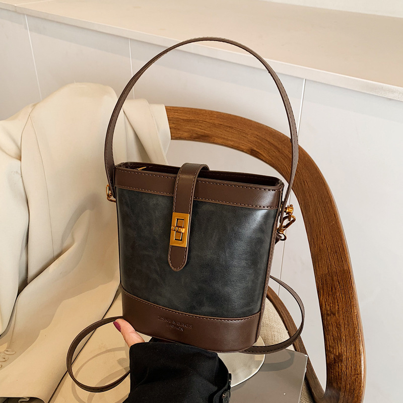 A retro color-blocking and textured hand-held bucket bag for women, a new 2024 trendy and fashionable small bag, a crossbody bag details Picture