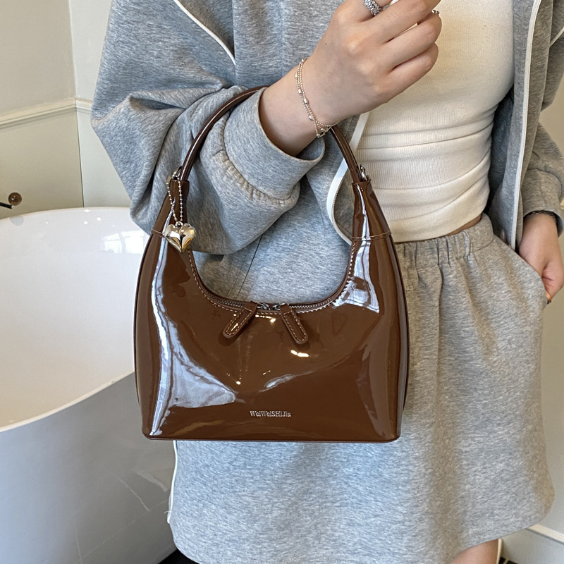 The 2025 new Korean-style simple and elegant design single-shoulder bag is a popular handbag for women's ins fashion and style this year Application Scenario