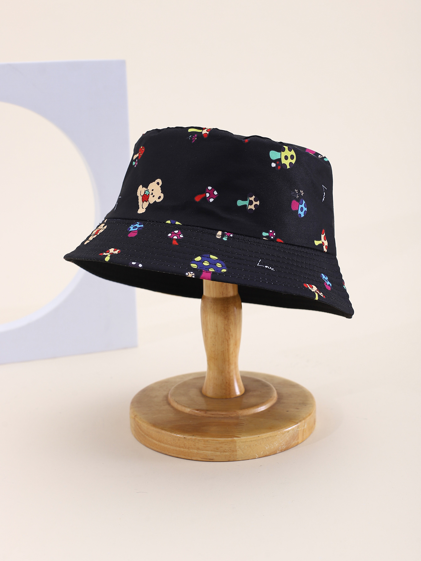 This spring and summer hit children's mushroom bear print double-sided fisherman's hat is cute, cartoon, classic and versatile. It's a unique children's double-sided fisherman's hat with a pier circumference of 54CM Item Picture