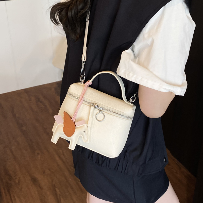 This year's popular simple hand-held small bag for women, the 2025 new women's single-shoulder bag, is elegant and fashionable, a crossbody small bag Specification drawing