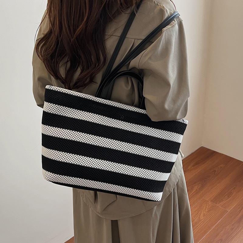 Fashionable large-capacity commuting bag for women 2025 new style, single-shoulder bag for going out to work, casual color-blocking tote bag Application Scenario