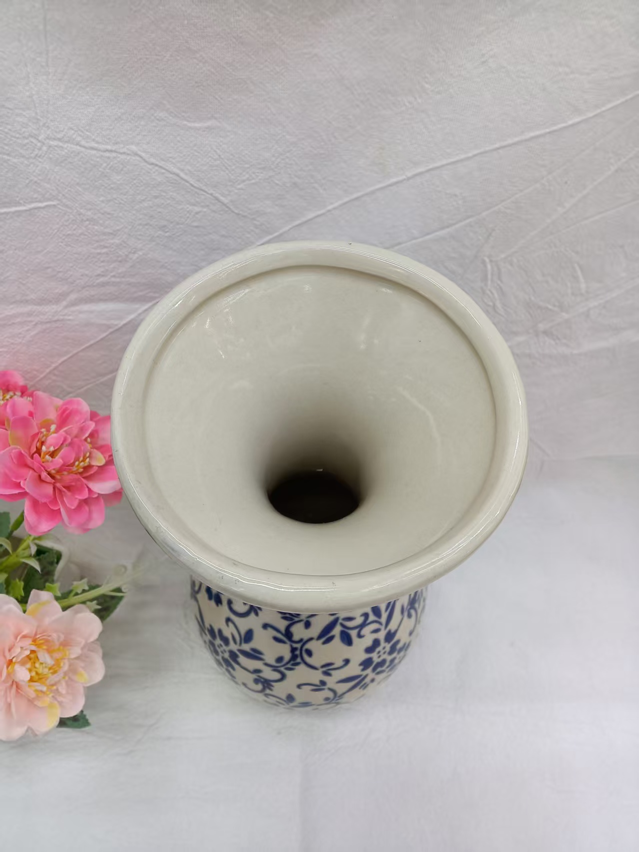 "National trend decorative items, home decoration artworks, small Chinese style, simple design, flower arrangement, vase, blue and white porcelain, exquisite ceramic vase decoration. Item Picture