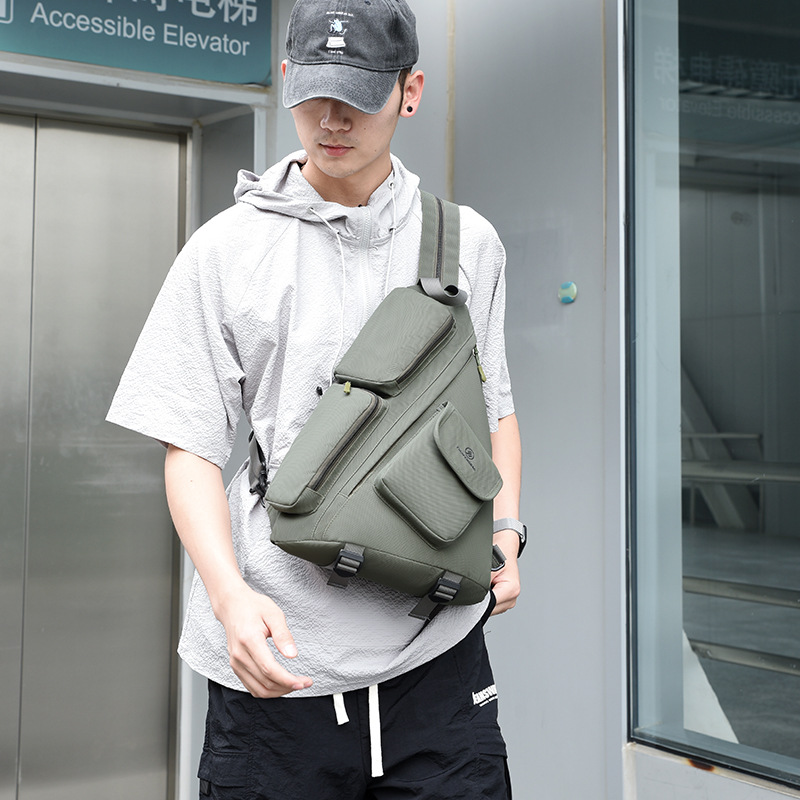 2025 New cross-border men's chest bag, casual men's bag, large-capacity retro multi-functional crossbody bag, soft leather single-shoulder bag details Picture