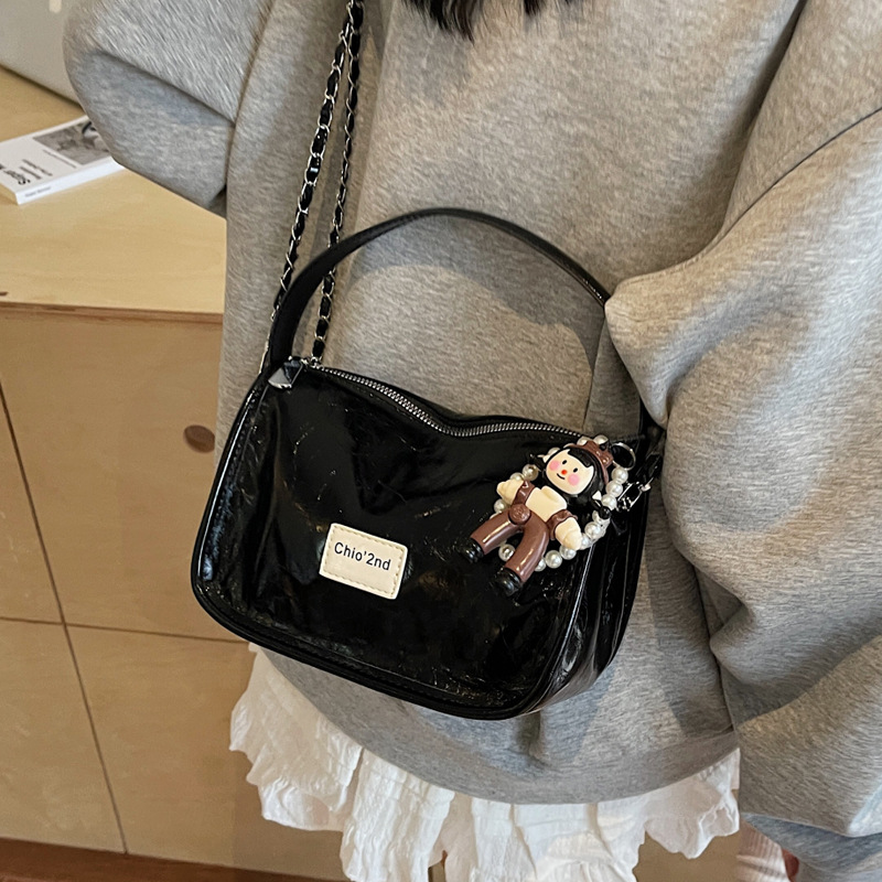 This year's trendy, versatile and simple small bag: A new 2025 commuter niche single-shoulder crossbody retro small bag Application Scenario