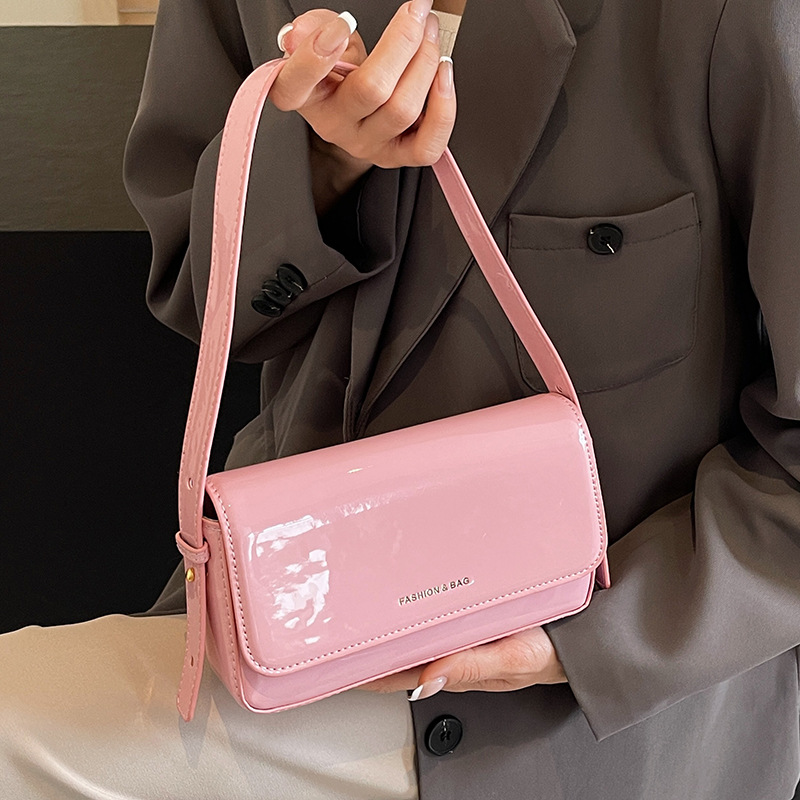 Silver high-end underarm bag for women 2025 new niche design handbag, a fashionable bestseller single-shoulder small square bag Application Scenario