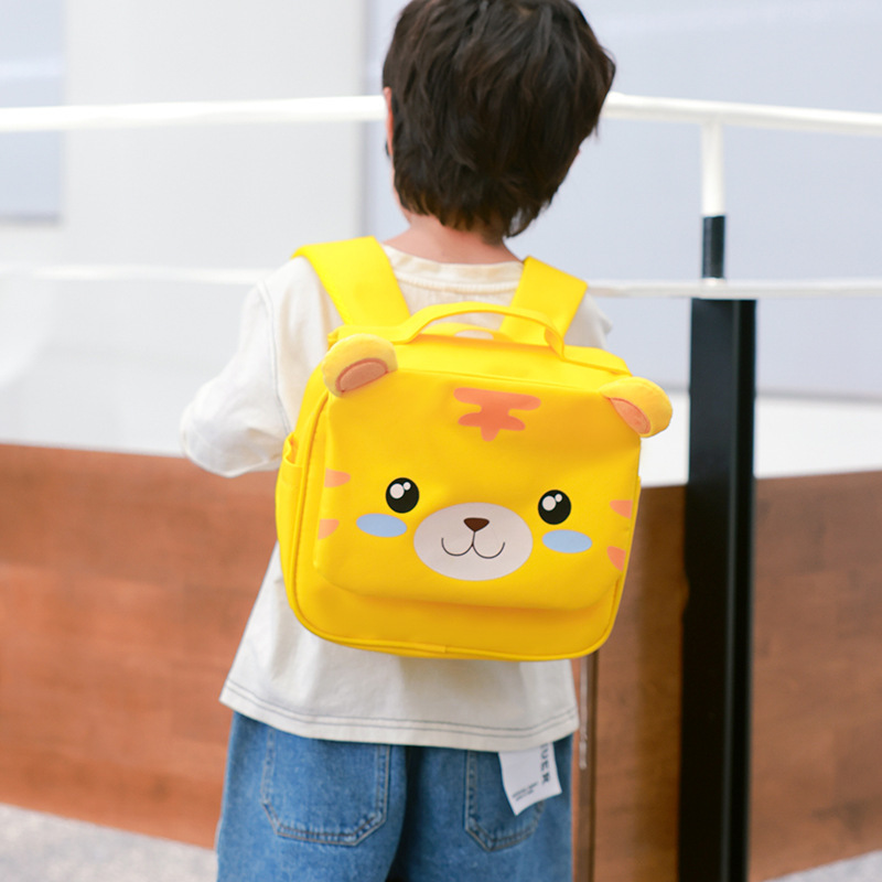 New cartoon kindergarten student schoolbag, fashionable children's backpack, canvas handbag for boys and girls, large capacity Application Scenario