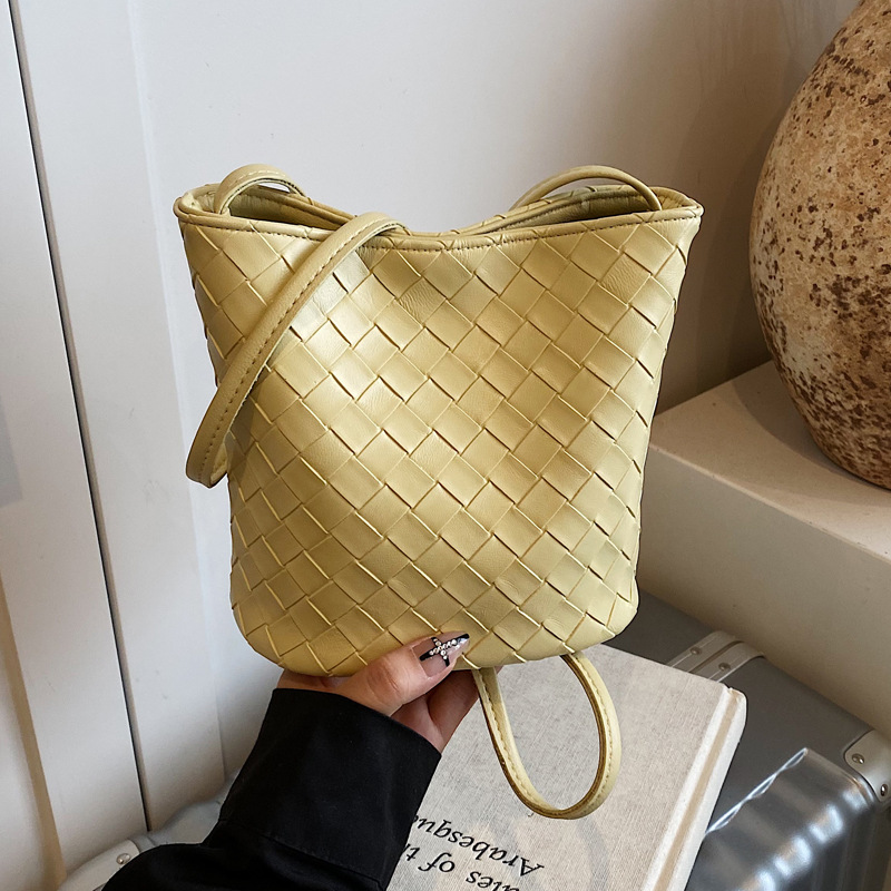Korean-style trendy bags for ladies, 2025 new crossbody woven bucket bag, simple and casual single-shoulder bag, commuting underarm bag full figure