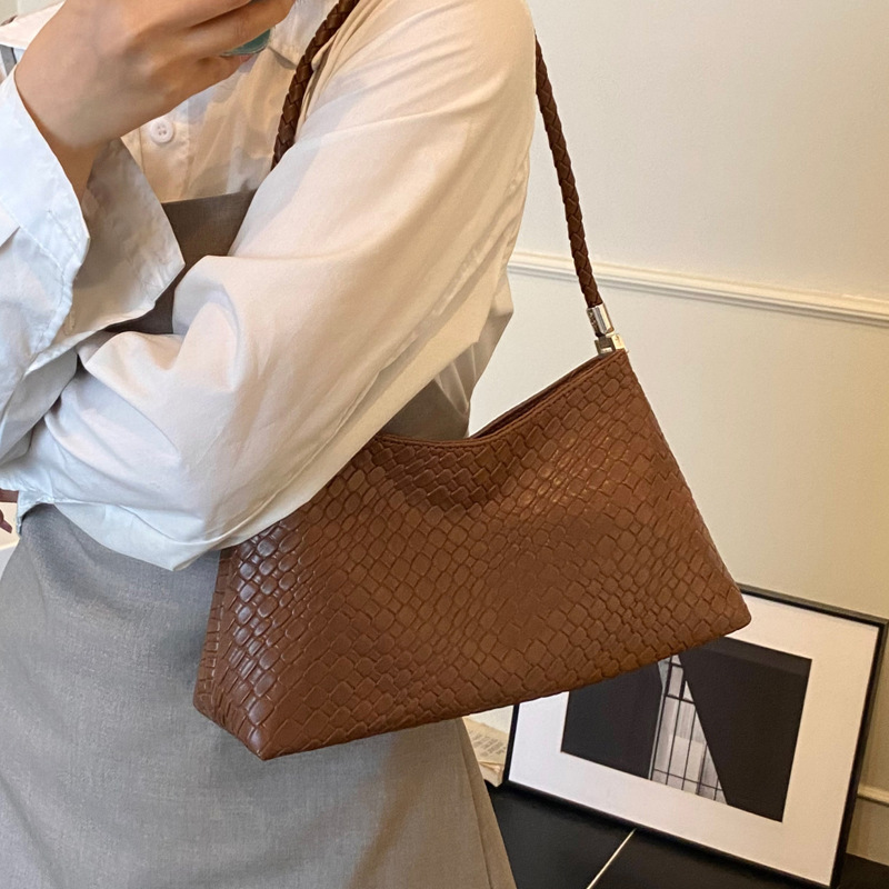 Solid color casual woven pattern large-capacity fashionable 2025 retro new style, elegant underarm bag, single-shoulder hand-carry ladies' bag Application Scenario