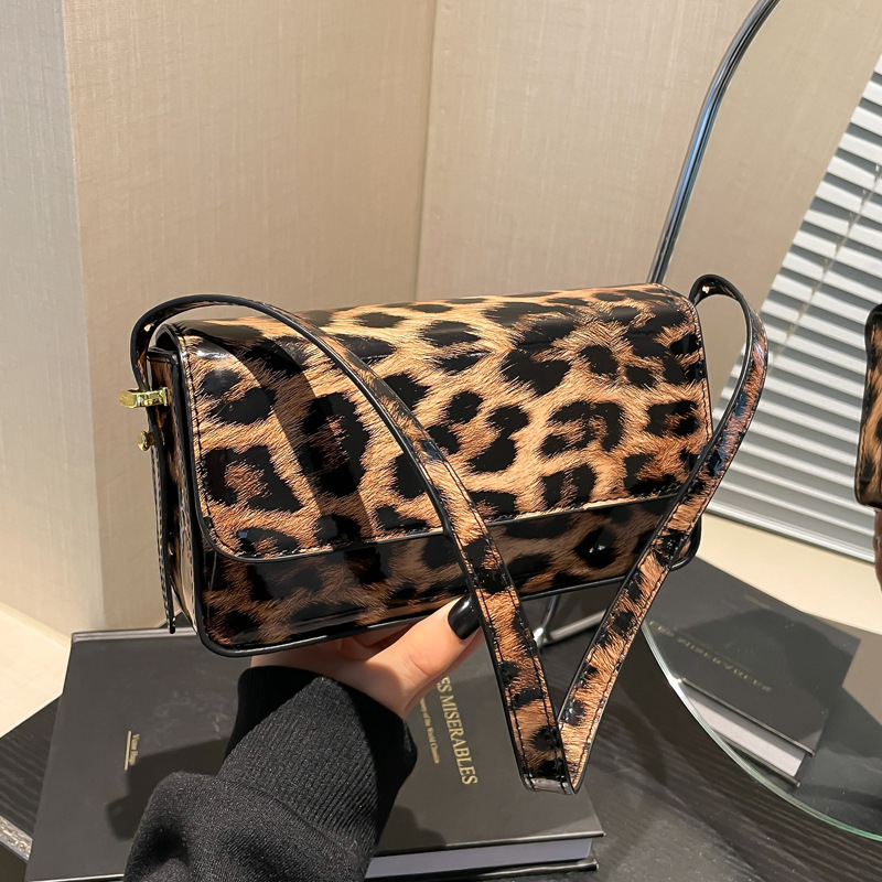 The 2024 new Korean-style fashionable leopard print individual women's single-shoulder crossbody underarm bag is now available. This year, simplicity is in vogue full figure