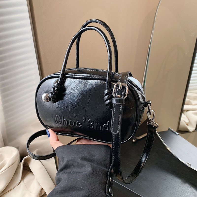 Retro soft leather solid color pillow bag for women, 2025 new trendy and fashionable single-shoulder crossbody bag, versatile hand-held bowling bag Application Scenario