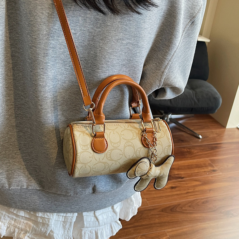 The 2025 summer new small handbag for women, the Boston bag, is casual, versatile, elegant, and has a high level of appearance. It is a trendy hand-held crossbody bag details Picture
