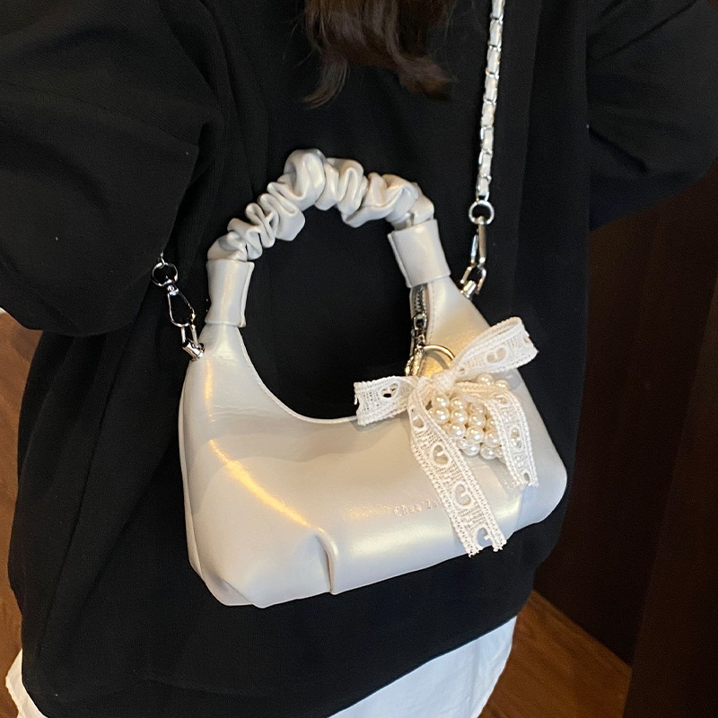 Korean-style fashionable and versatile pleated hand-carry commuter cloud bag for women, new summer 2025, simple crossbody dumpling bag full figure