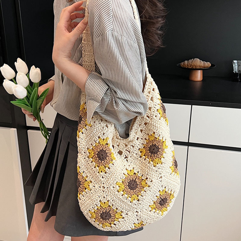 Trendy casual woven bag 2025 New style ins niche artistic straw woven bag Large capacity versatile single-shoulder armpit bag Application Scenario
