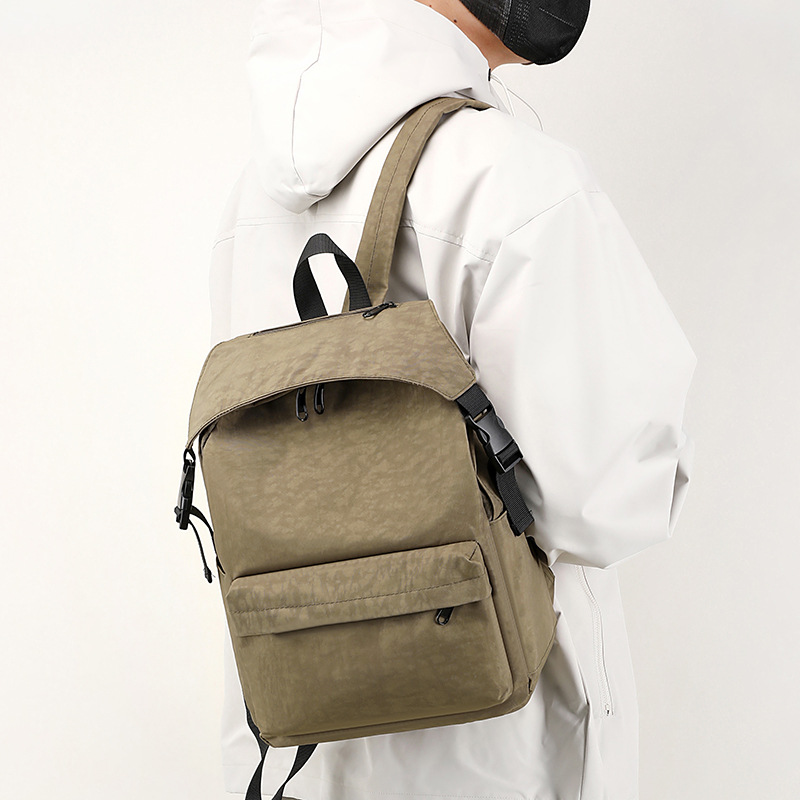 This backpack has a large capacity and a high-end feel. It is multi-functional and has a large capacity for cross-border students. It can be used for both shoulders and in one bag details Picture