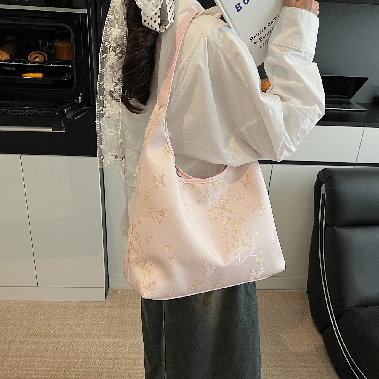 New Chinese-style tote bag for women, 2025 New summer fashion embroidered fabric bag, single-shoulder bag, casual commuting underarm bag Application Scenario