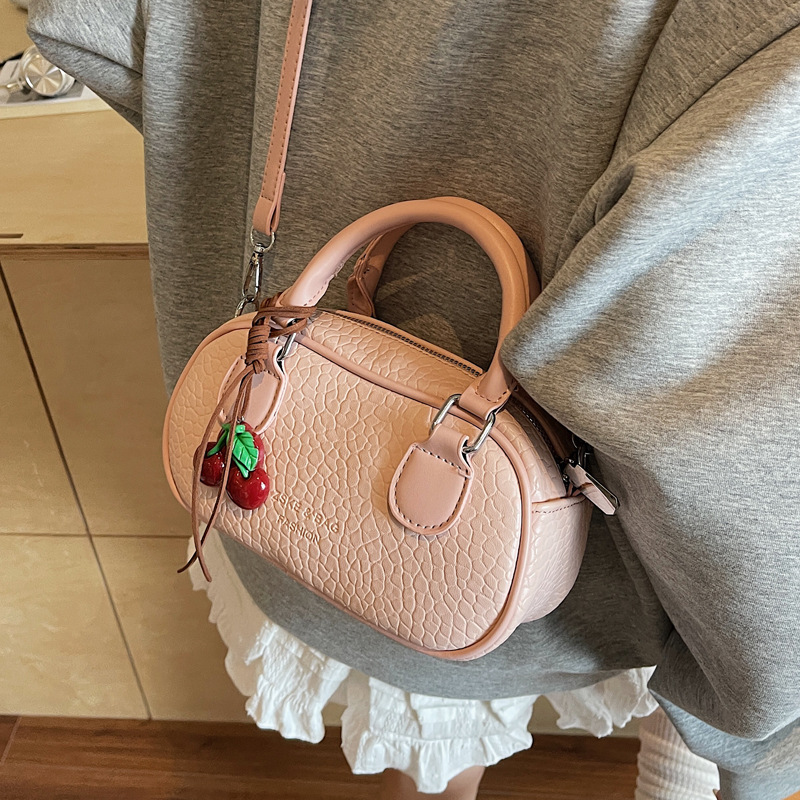 In the summer of 2025, this is a fashionable and stylish new single-shoulder bag with a niche design. It is a small round crossbody bag for women's commuting details Picture