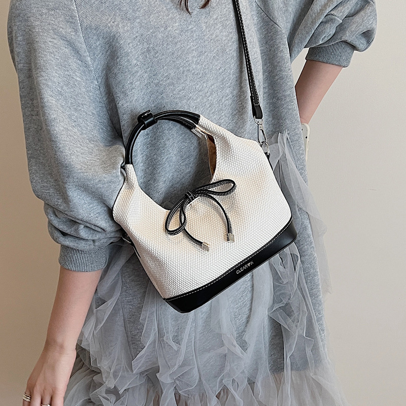 Korean niche canvas tote bag for women, 2025 new commuter fashion handbag, large capacity single-shoulder bag, underarm bag Application Scenario