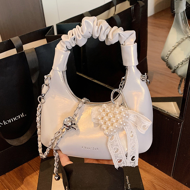 Korean-style fashionable and versatile pleated hand-carry commuter cloud bag for women, new summer 2025, simple crossbody dumpling bag Application Scenario