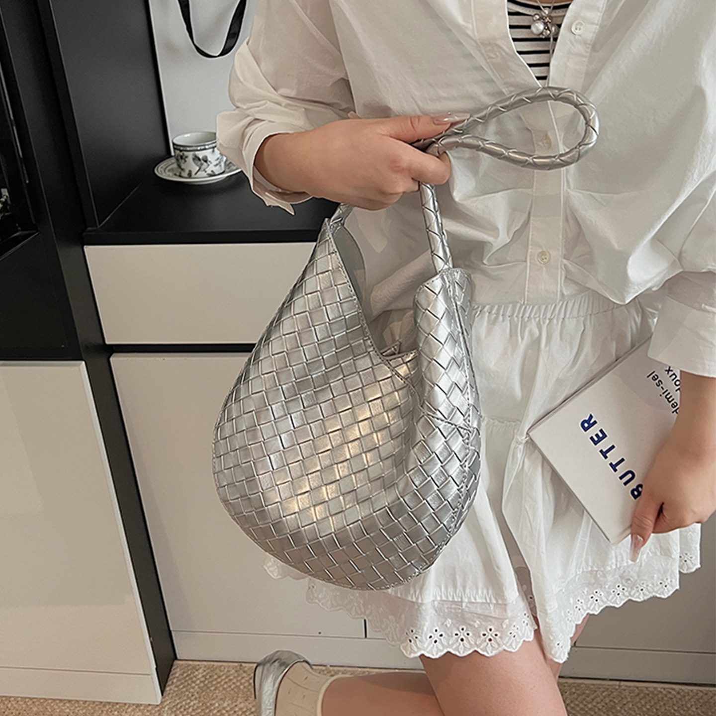 This year's popular bestsellers are women's large-capacity 2025 new summer versatile diamond-shaped single-shoulder bag and bucket bag Application Scenario