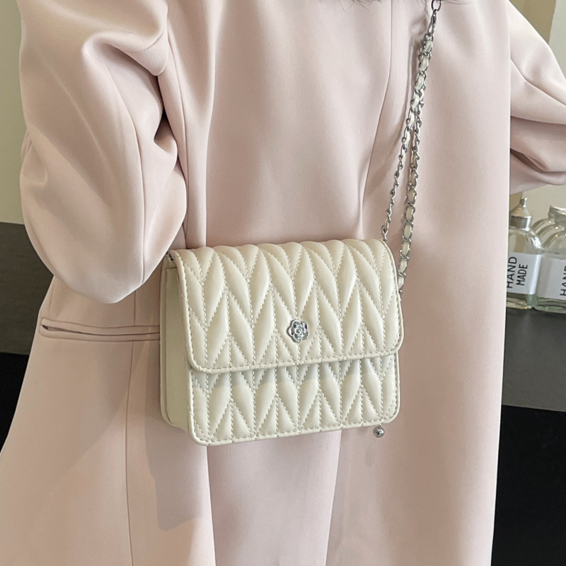 The new fashionable chain single-shoulder bag for women in 2025 summer is a versatile and trendy crossbody bag with a stylish diamond-shaped pattern for ladies details Picture