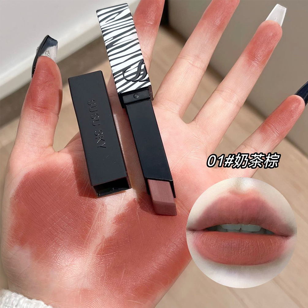 SUSU SKY Hot Striped matte lipstick Velvet color-matching Lip Paste is versatile, smooth and does not dry out. Wholesale makeup Application Scenario