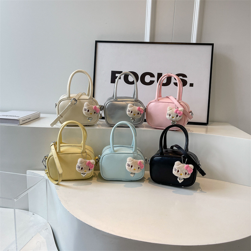 This is a trendy and fashionable pink small square bag for ladies from South Korea in 2024. It is a versatile single-shoulder crossbody bag full figure