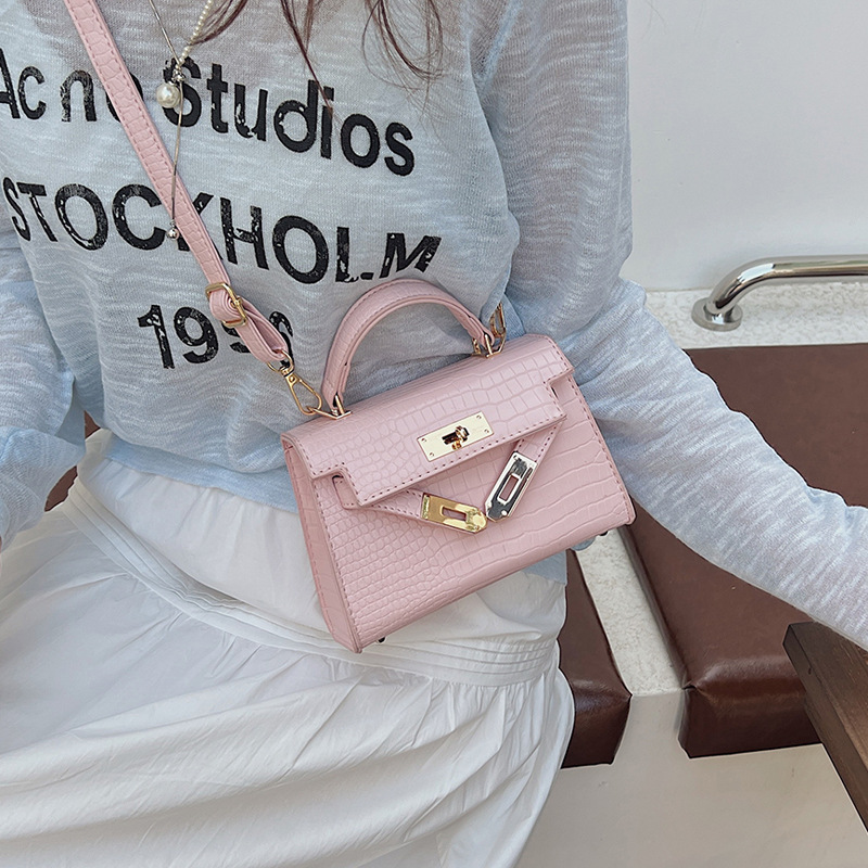 2025 Summer New fashion crossbody bag, casual and stylish single-shoulder bag, women's bag, individual and simple hand-held small square bag Application Scenario