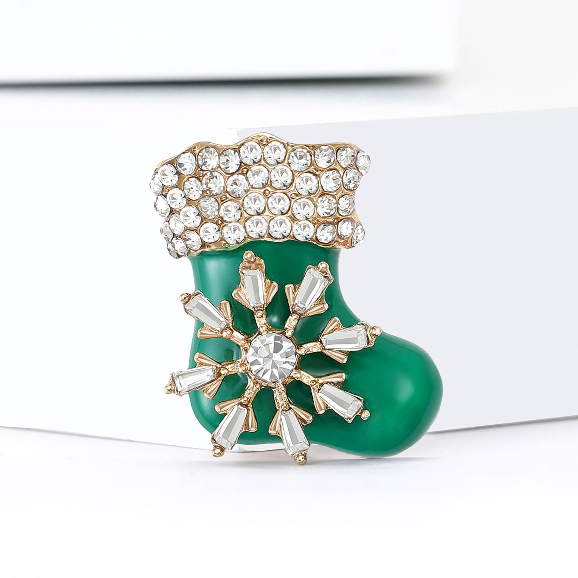 New European and American light luxury diamond-encrusted oil Christmas sock brooch, cross-border versatile men's and women's clothing, corsage accessory brooch Application Scenario