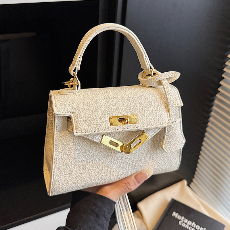 This year, a new women's casual summer single-shoulder crossbody bag with a niche design is in vogue. The hand-held small square bag is popular full figure