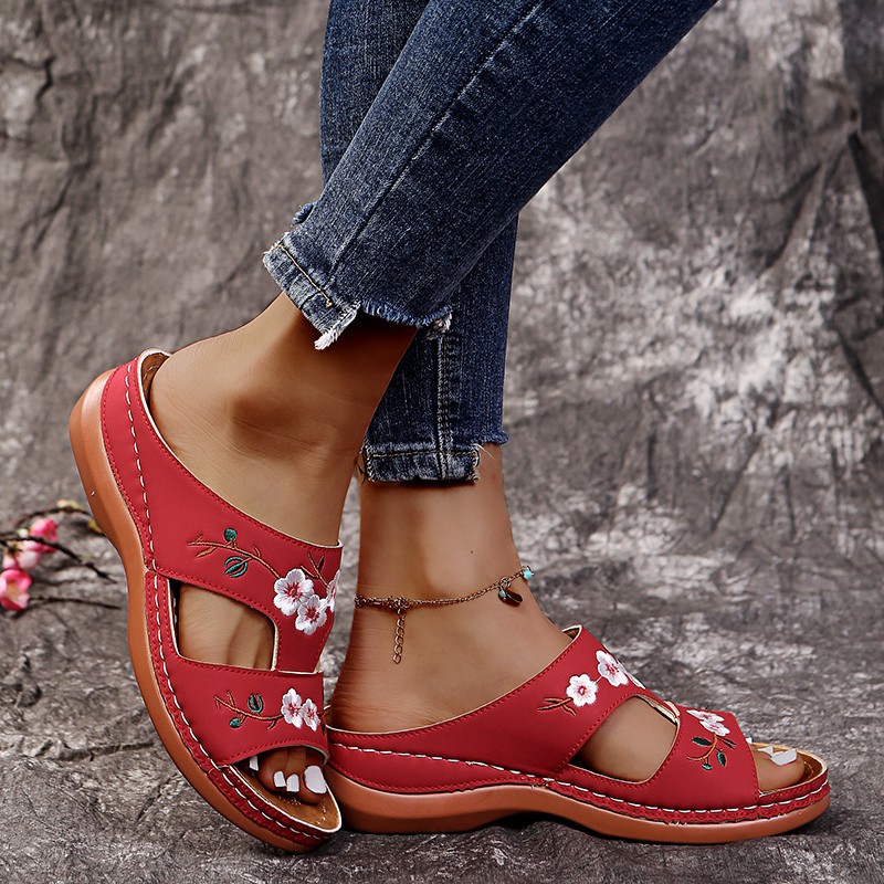 One piece of the 2021 summer new export large-sized women's slippers with wedge heels, thick-soled embroidered flowers and ethnic style Application Scenario
