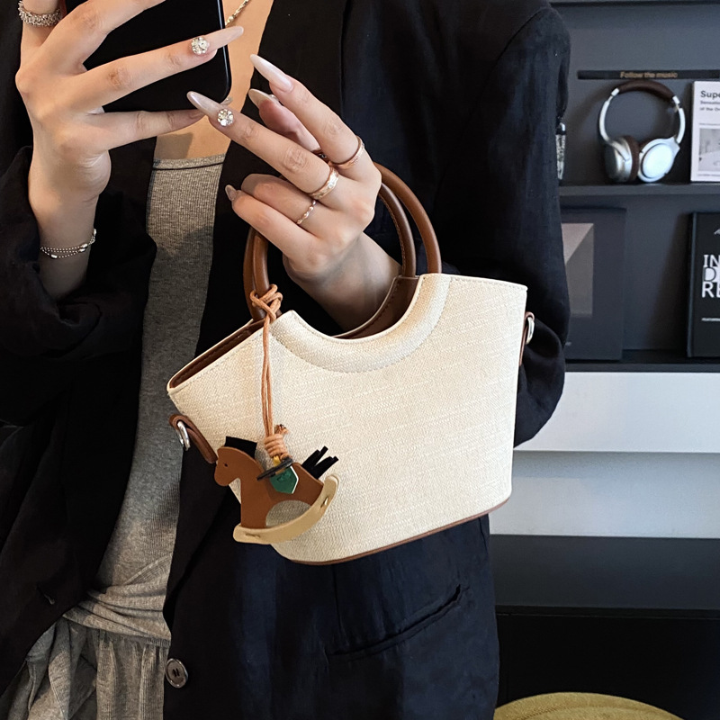 A niche design bucket bag 2025 summer trend new casual, simple, high-quality and fashionable women's single-shoulder crossbody bag Application Scenario