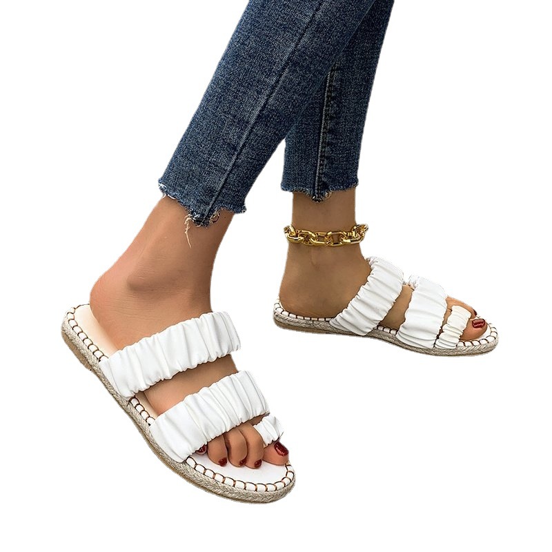Large-sized flat-bottomed flip-flops for women in 2021, a fashionable and casual Korean-style women's one-shoulder beach sandal Item Picture