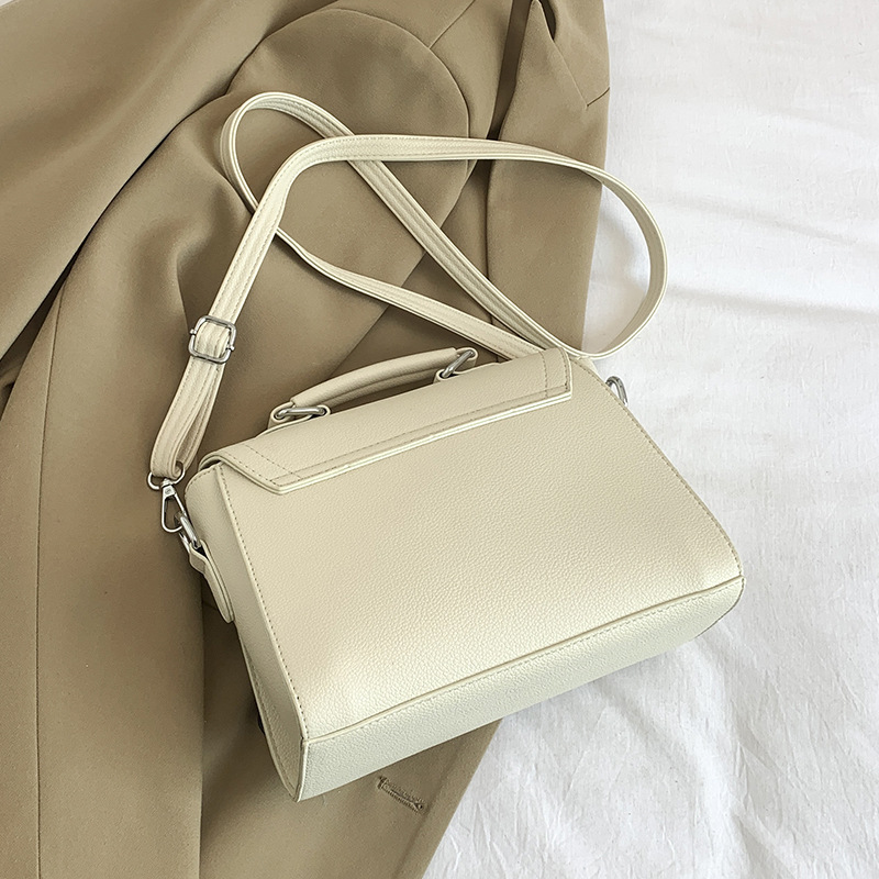 This year, fashionable and high-end small bags are in vogue. They are versatile, niche designs, single-shoulder crossbody bags, and simple square bags details Picture