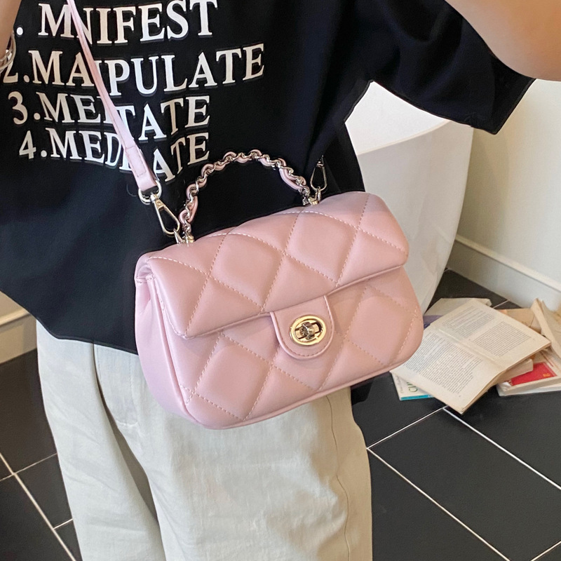 A fashionable and versatile small square bag for women, a new summer 2025 chain single-shoulder crossbody bag with a diamond pattern Application Scenario
